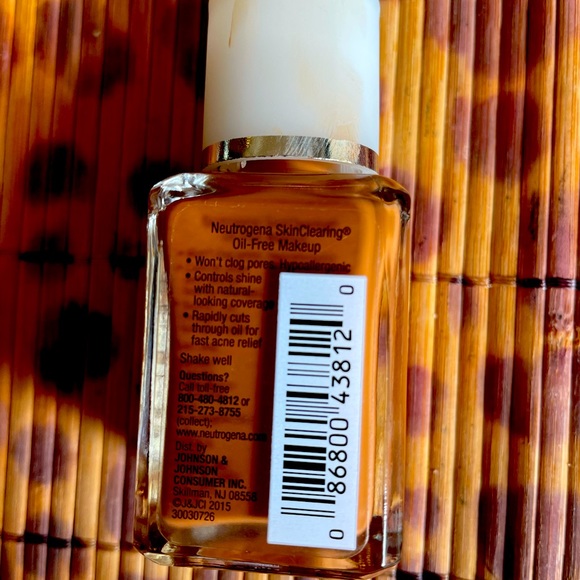Neutrogena Skin Clearing Oil-Free Makeup - Picture 3 of 4